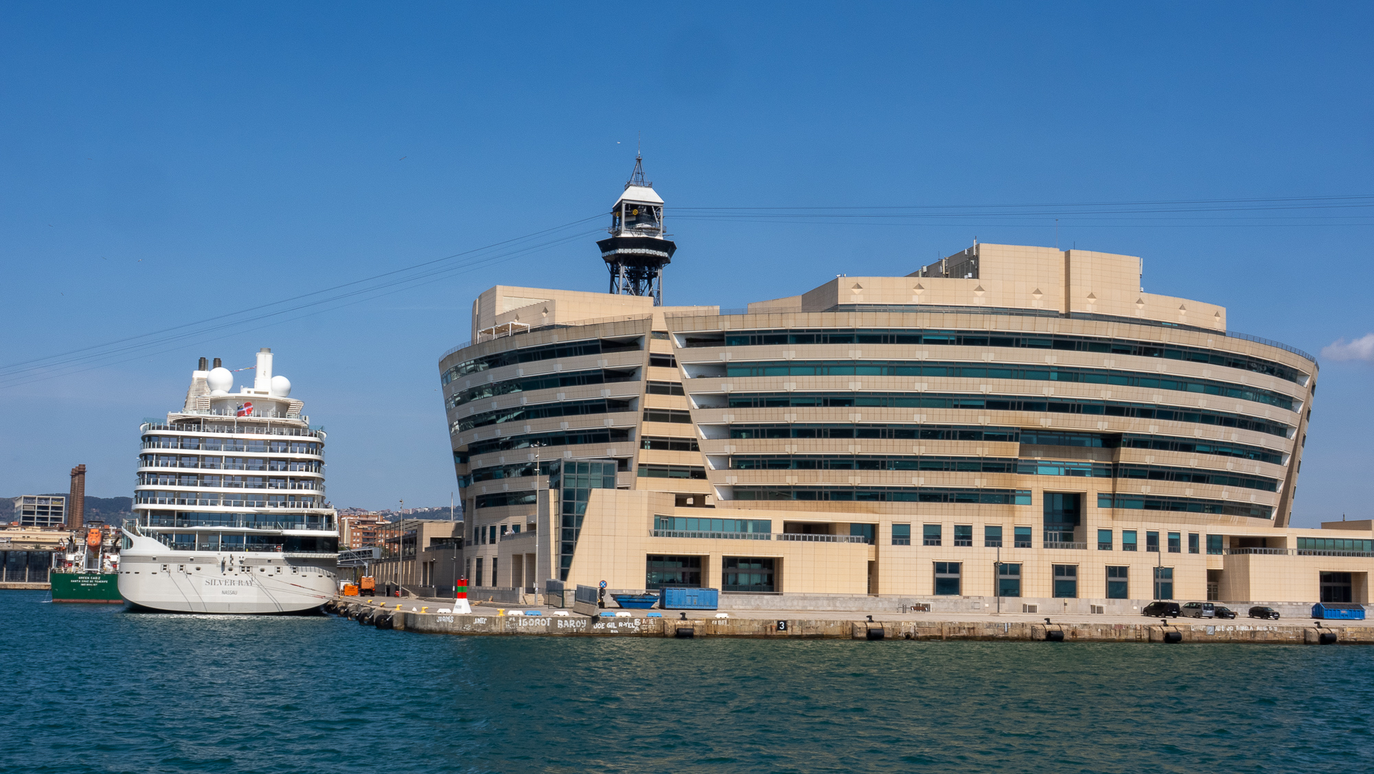 Imatge 3: Camí al bosc amb fulles